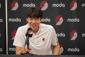 杨瀚森直播表示喜欢Jony J！后者回应：恭喜少帅 去年看过你比赛
