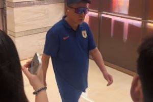 心情不佳？记者：崔康熙罕见地拒绝了球迷的签名要求