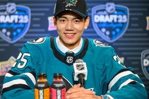 王浩西次轮首位被NHL选中创历史 4天2名中国小将杀进北美四大联盟