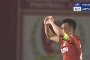 37岁谭龙赛季第9球！赵英杰送助攻，亚泰追回一球1-2申花